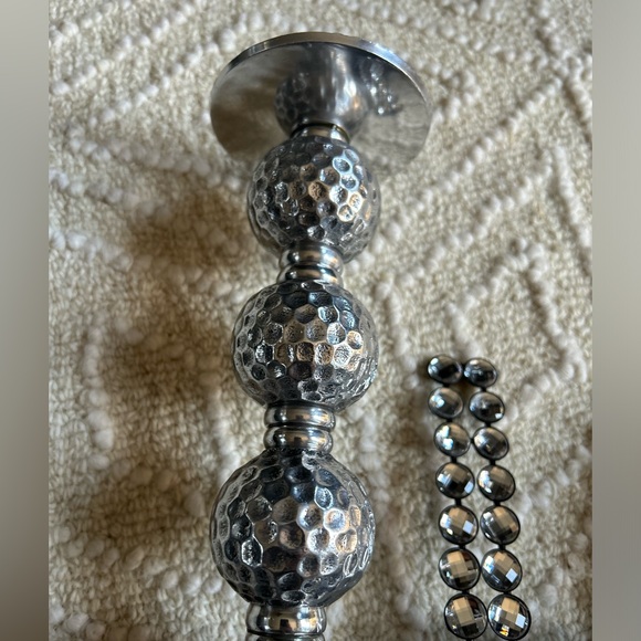 Two silver metal candle holders and one beaded lOVE sign - Picture 4 of 7